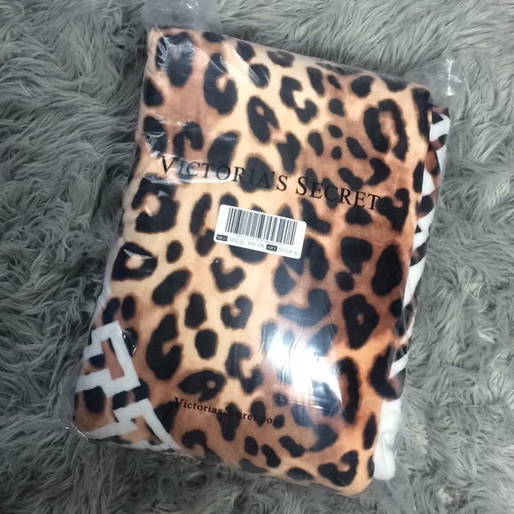 PINK Victoria's Secret Accessories - Victoria secret pink soft Sherpa blanket leopard